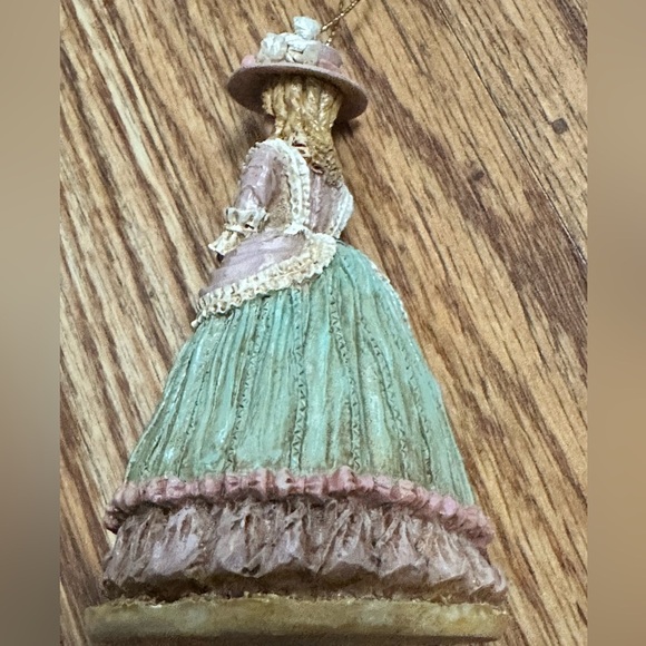 Louis Nichole Victorian Louis XVII Old World Lady with Cane/Walkingstick - Picture 9 of 10